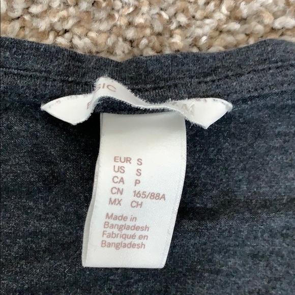 Great basic vneck - Picture 2 of 2